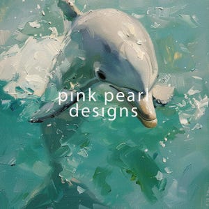 Op de afbeelding: Een olieverfschilderij van een dolfijn die in turquoise water zwemt. De dolfijn is grijs en wit, met een lange snuit en een donker oog. De tekst "pink pearl designs" staat in het wit over de afbeelding.
