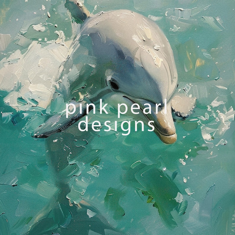 Op de afbeelding: Een olieverfschilderij van een dolfijn die in turquoise water zwemt. De dolfijn is grijs en wit, met een lange snuit en een donker oog. De tekst "pink pearl designs" staat in het wit over de afbeelding.