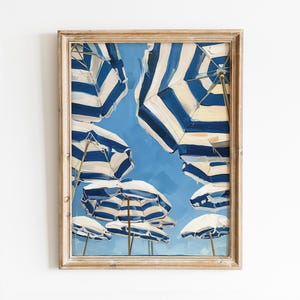 Arte de pared imprimible con sombrillas de playa azul marino, impresión estética de verano francés femenino, decoración de habitación preppy, póster de playa de moda, descarga digital azul