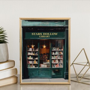 Op de afbeelding: Een schilderij van een groen gebouw met een bord waarop "Stars Hollow Library" staat. Het gebouw heeft grote ramen met boekenkasten vol boeken. De ramen zijn verlicht met warm licht.