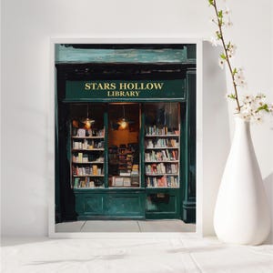 Op de afbeelding: Een schilderij van een groene winkelgevel met een bord waarop "Stars Hollow Library" staat. De winkelgevel heeft een groot raam met boekenkasten vol boeken.