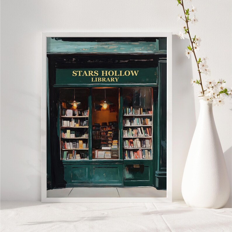 Op de afbeelding: Een schilderij van een groene winkelgevel met een bord waarop "Stars Hollow Library" staat. De winkelgevel heeft een groot raam met boekenkasten vol boeken.