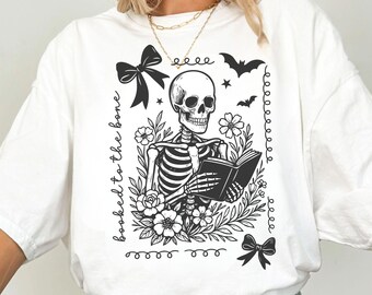 Booked to the bone Skeleton Reading Halloween Book Lover T-Shirt Comfort Colors, Librarian Teacher Ghost Halloween, Reader Fall Shirt