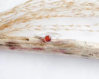 Anel em prata de lei | prata 925 | anel com pedra de nascimento | anel para usar em conjunto com outros | anel de prata para usar em conjunto com outros | presentes para ela | anel feito à mão