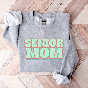 Maman senior Papa senior d’une remise de diplôme Maman chemise Classe de 2024 Grand-mère Classe de 2024 Unisex Heavy Blend™ Crewneck Sweatshirt
