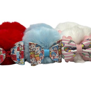Mädchen lesen über Amerika Haarschleifen, Schulbögen, Seuss inspirierte Zopfbögen, Buchclubbögen, Geschenke des Mädchens, Pom Pombögen, Puffballbögen