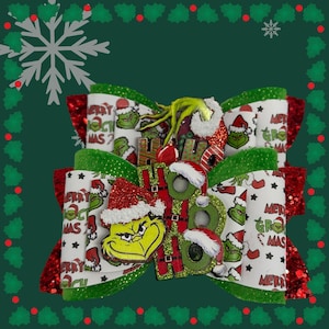 Peut inclure: Un nœud de cheveux de Noël festif avec le personnage du Grinch. Le nœud présente un motif blanc et vert avec les mots "Merry Christmas" et "Ho Ho Ho". Il est décoré de paillettes rouges et d'un visage du Grinch.