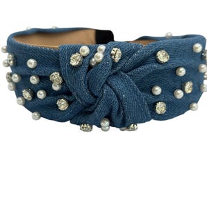 Könnte beinhalten: Ein blaues Jeans-Haarband mit einem Knotendesign und Perlen- und Strasssteinen.