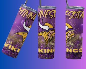 Può includere: Tre bicchieri isolanti viola e oro con le parole "Minnesota Vikings" e il logo della squadra. Ogni bicchiere ha una cannuccia d'argento e uno sfondo glitterato. Il logo della squadra presenta una testa di vichingo con un elmo cornuto.