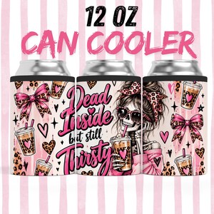 Può includere: Un refrigeratore per lattine da 12 oz con la grafica di uno scheletro con chignon, fiocco leopardato e occhiali da sole, che tiene in mano un caffè freddo. Il testo Dead Inside but still Thirsty è circondato da cuori rosa, fiocchi e maculato.