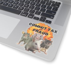 Puede incluir: Una pegatina con una explosión de dibujos animados y cuatro ratas. El texto "COMMIT TAX FRAUD" está escrito en letras negras en la pegatina.