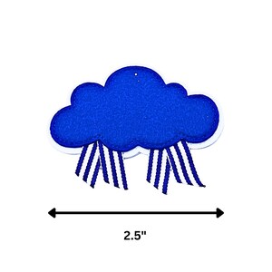 以下が含まれることがあります： 白のトリムと青と白のストライプの雨が付いた、青い雲型のフェルトアップリケ。アップリケの幅は6.35cmです。このクラフト用品は、衣類、アクセサリー、または家の装飾品を飾るのに最適です。