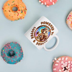 Taza Powered by Coffee & Donuts: divertida taza de café con ardilla de dibujos animados: regalo perfecto para los amantes del café y los golosos