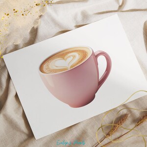 Pu&ograve; includere: Una tazza di ceramica rosa piena di un latte con un design a forma di cuore nella schiuma.