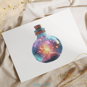Puede incluir: Una botella de vidrio con un tap&oacute;n de corcho llena de una galaxia de estrellas giratorias y una nebulosa naranja brillante. La botella es transparente y tiene una superficie texturizada.