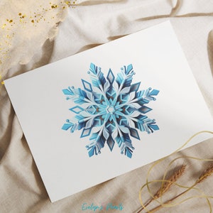 Op de afbeelding: Een blauwe en witte papieren sneeuwvlok met een 3D-effect. De sneeuwvlok is op een witte achtergrond.