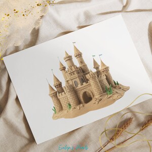 Puede incluir: Un castillo de arena detallado con m&uacute;ltiples torres, un puente levadizo y banderas verdes. El castillo de arena est&aacute; hecho de arena y est&aacute; sobre un fondo blanco.