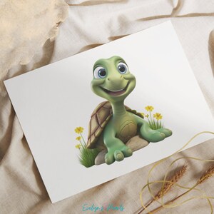 Op de afbeelding: Een groene cartoon schildpad met een grote glimlach, zittend op een rots met gele bloemen en groen gras.