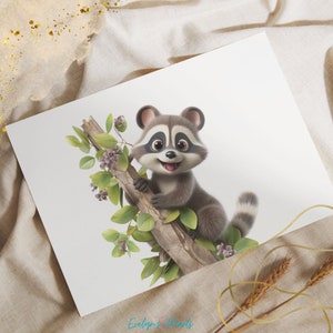 Pode incluir: Um guaxinim de desenho animado com uma cara cinza e preta e uma cauda espessa est&aacute; escalando um galho de &aacute;rvore com folhas verdes e flores roxas. O guaxinim est&aacute; sorrindo e olhando para o espectador.