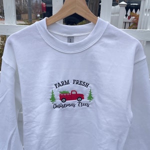 Haftowany sweter świąteczny - Farm Fresh Christmas Tree Sweater - Haftowany okrągły dekolt - Świąteczny okrągły dekolt