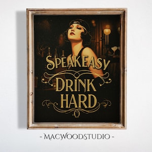 Op de afbeelding: Een ingelijste vintage print met een vrouw in een zwarte jurk en hoofdband. De print heeft de woorden "SPEAKEASY DRINK HARD" in gouden letters. De achtergrond is donker met barelementen.