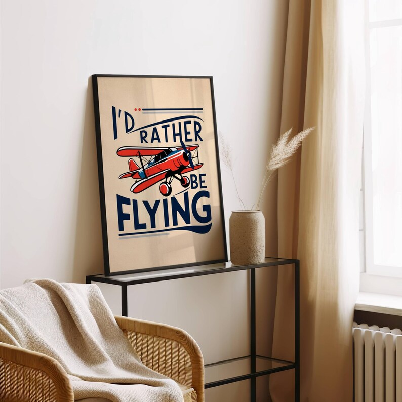 Op de afbeelding: Een vintage poster met een rood vliegtuig dat in de lucht vliegt. De tekst op de poster luidt "Ik zou liever vliegen".