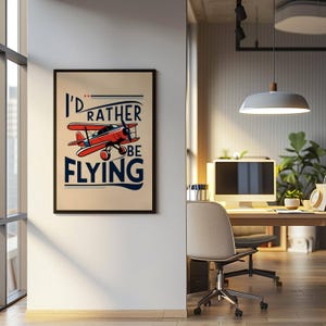 Op de afbeelding: Een vintage poster met een rood vliegtuig dat in de lucht vliegt. De poster zegt "Ik zou liever vliegen".