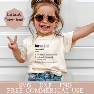 Pu&ograve; includere: Un bambino piccolo che indossa una maglietta color crema con il testo "farm kid /fahr-m kid/ noun 1. has the best immune system. 2. prefers playing outside- usually dirty. 3. makes the best memories."