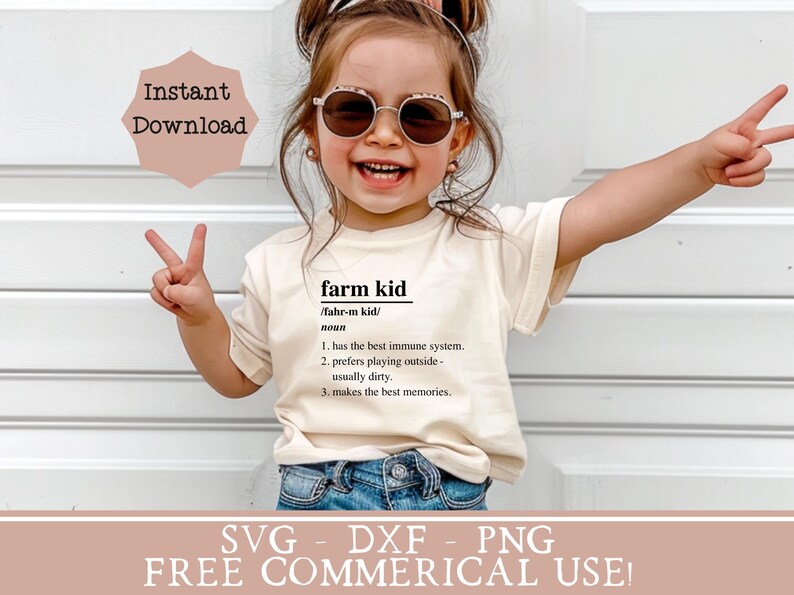 Pu&ograve; includere: Un bambino piccolo che indossa una maglietta color crema con il testo "farm kid /fahr-m kid/ noun 1. has the best immune system. 2. prefers playing outside- usually dirty. 3. makes the best memories."