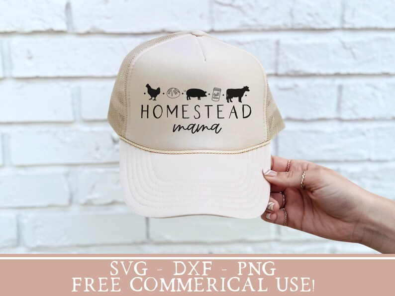 Op de afbeelding: Een beige trucker-pet met een zwart-wit ontwerp met de tekst "Homestead mama" met een kip, een brood, een varken, een pot en een koe.  SVG-, DXF- en PNG-bestanden zijn beschikbaar voor gratis commercieel gebruik.