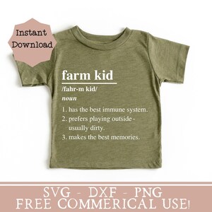 Pu&ograve; includere: Una maglietta verde con il testo "farm kid" e una definizione del termine. Il testo recita: "farm kid /fahr-m kid/ nome 1. ha il miglior sistema immunitario. 2. preferisce giocare all'aperto - generalmente sporco. 3. fa i migliori ricordi."