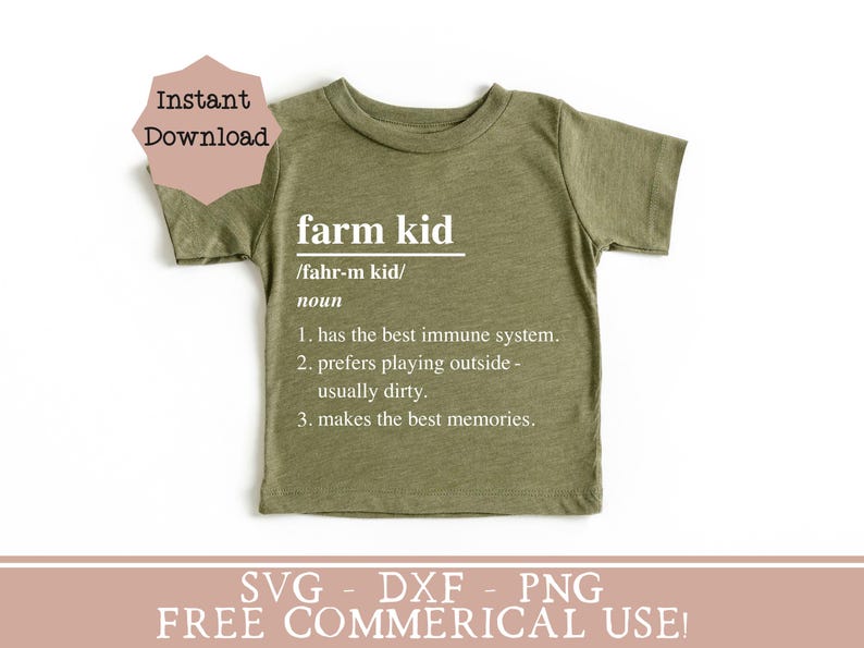 Pu&ograve; includere: Una maglietta verde con il testo "farm kid" e una definizione del termine. Il testo recita: "farm kid /fahr-m kid/ nome 1. ha il miglior sistema immunitario. 2. preferisce giocare all'aperto - generalmente sporco. 3. fa i migliori ricordi."