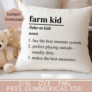 Pu&ograve; includere: Cuscino bianco con testo nero che recita "farm kid /fahr-m kid/ nome 1. ha il miglior sistema immunitario. 2. preferisce giocare all'aperto - generalmente sporco. 3. crea i migliori ricordi."