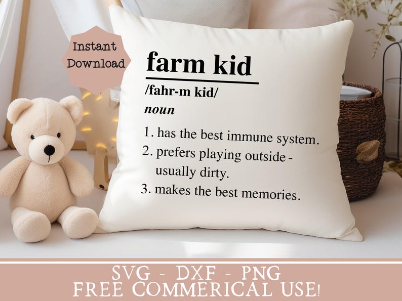 Pu&ograve; includere: Cuscino bianco con testo nero che recita "farm kid /fahr-m kid/ nome 1. ha il miglior sistema immunitario. 2. preferisce giocare all'aperto - generalmente sporco. 3. crea i migliori ricordi."