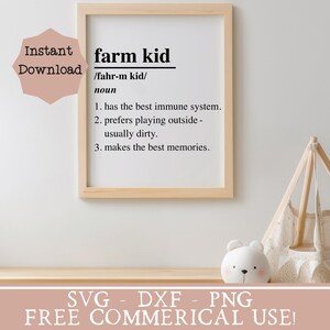 Pu&ograve; includere: Un design stampabile con la definizione di "farm kid" in una cornice di legno. La definizione include tre punti: ha il miglior sistema immunitario, preferisce giocare all'aperto e crea i migliori ricordi. Il testo "SVG - DXF - PNG FREE COMMERCIAL USE!" &egrave; in fondo all'immagine.