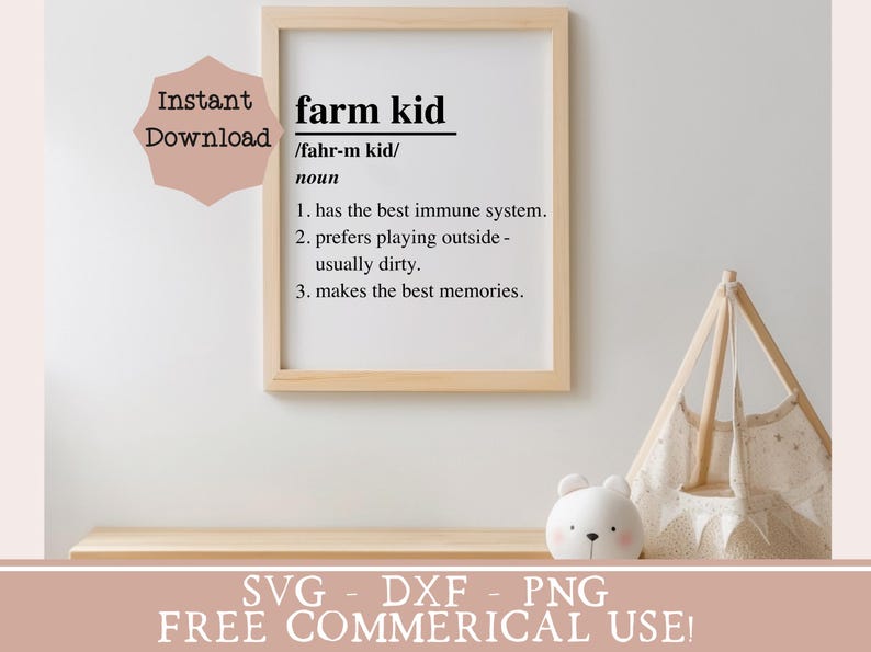 Pu&ograve; includere: Un design stampabile con la definizione di "farm kid" in una cornice di legno. La definizione include tre punti: ha il miglior sistema immunitario, preferisce giocare all'aperto e crea i migliori ricordi. Il testo "SVG - DXF - PNG FREE COMMERCIAL USE!" &egrave; in fondo all'immagine.