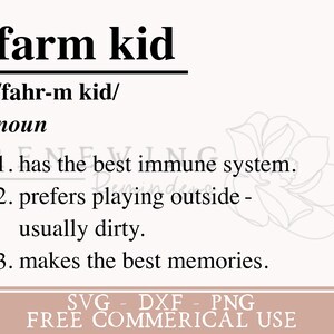 Pu&ograve; includere: Un design grafico in bianco e nero con il testo "farm kid" definito come un nome. La definizione include tre punti elenco: "ha il miglior sistema immunitario", "preferisce giocare all'aperto - generalmente sporco", e "fa i migliori ricordi". La grafica include anche il testo "SVG - DXF - PNG FREE COMMERICAL USE".