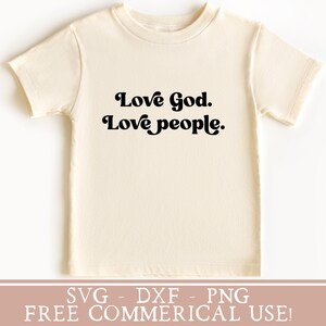 K&ouml;nnte beinhalten: Ein beiges T-Shirt mit dem Text "Love God. Love people." in Schwarz gedruckt.
