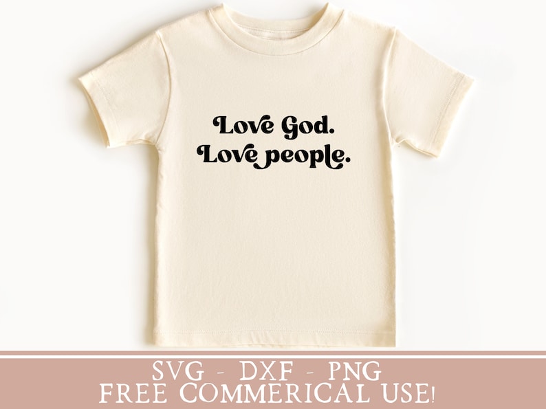 K&ouml;nnte beinhalten: Ein beiges T-Shirt mit dem Text "Love God. Love people." in Schwarz gedruckt.