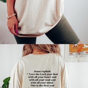K&ouml;nnte beinhalten: Ein wei&szlig;es T-Shirt mit dem Text "Love God. Love people." auf der Vorderseite und einem Bibelvers auf der R&uuml;ckseite. Der Vers stammt aus Matth&auml;us 22,36-40 und lautet: "Liebe den Herrn, deinen Gott, mit ganzem Herzen, mit ganzer Seele und mit ganzem Verstand.' Dies ist das erste und gr&ouml;&szlig;te Gebot. Und das zweite ist ihm gleich: 'Liebe deinen N&auml;chsten wie dich selbst."