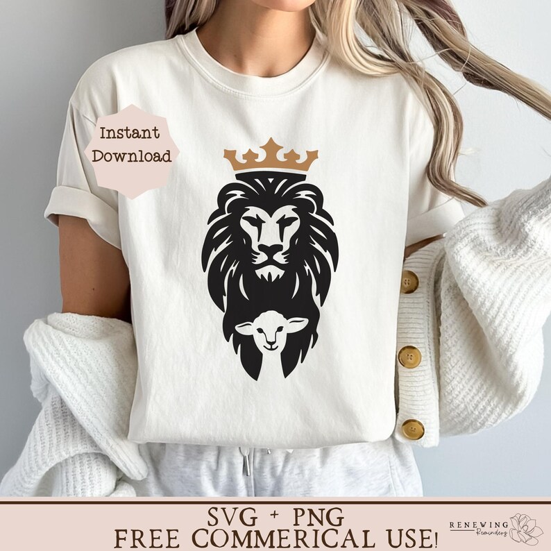 Może przedstawiać: Biały t-shirt z czarnym lwem w złotej koronie i białym barankiem pod spodem. Na koszulce widnieje napis "Natychmiastowe pobranie". Koszulka jest na modelce w białym kardiganie.