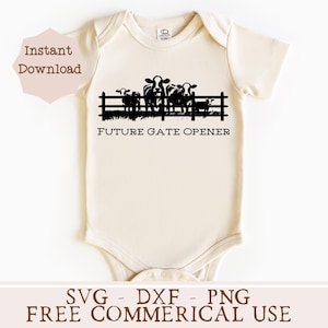 Pode incluir: Um macacão branco para bebê com texto preto que diz "Future Gate Opener". O macacão apresenta uma silhueta preta de uma vaca e bezerros em pé atrás de uma cerca.