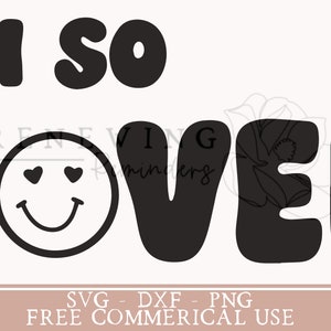 以下が含まれることがあります： レトロなフォントで「Oh so loved」というテキストが書かれた白黒のグラフィックデザイン。ハートの目をしたスマイリーフェイスがデザインに含まれています。