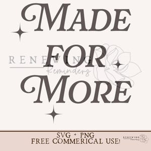 以下が含まれることがあります： スタイリッシュなフォントで「MADE FOR MORE」というテキストを特徴とするグラフィックデザインのデジタルダウンロード。テキストは濃いグレーで、2つの小さな星で囲まれています。このデザインは、Tシャツ、マグカップ、トートバッグ、その他の商品に最適です。