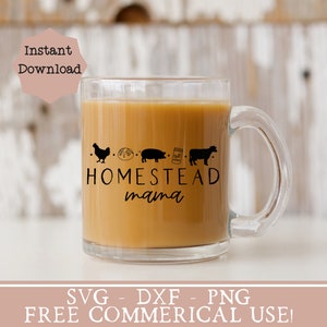 Op de afbeelding: Een heldere glazen mok met een zwart ontwerp dat "Homestead mama" zegt met een kip, brood, varken, pot jam en koe afbeelding. De mok is gevuld met koffie en staat op een wit oppervlak.