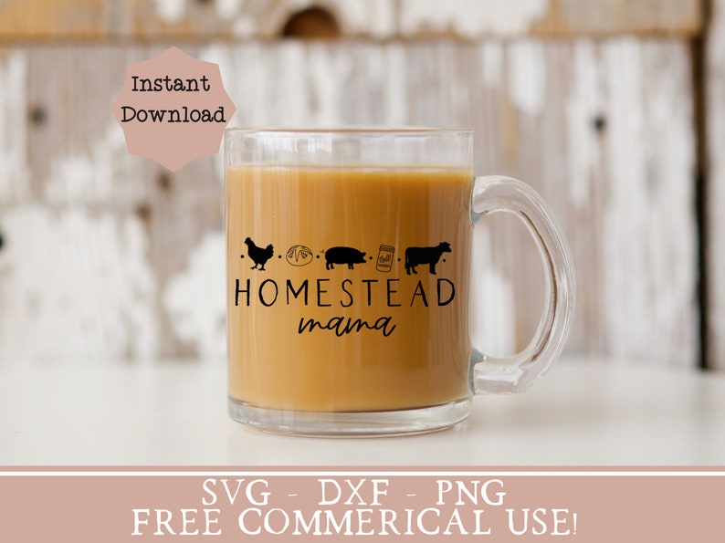 Op de afbeelding: Een heldere glazen mok met een zwart ontwerp dat "Homestead mama" zegt met een kip, brood, varken, pot jam en koe afbeelding. De mok is gevuld met koffie en staat op een wit oppervlak.