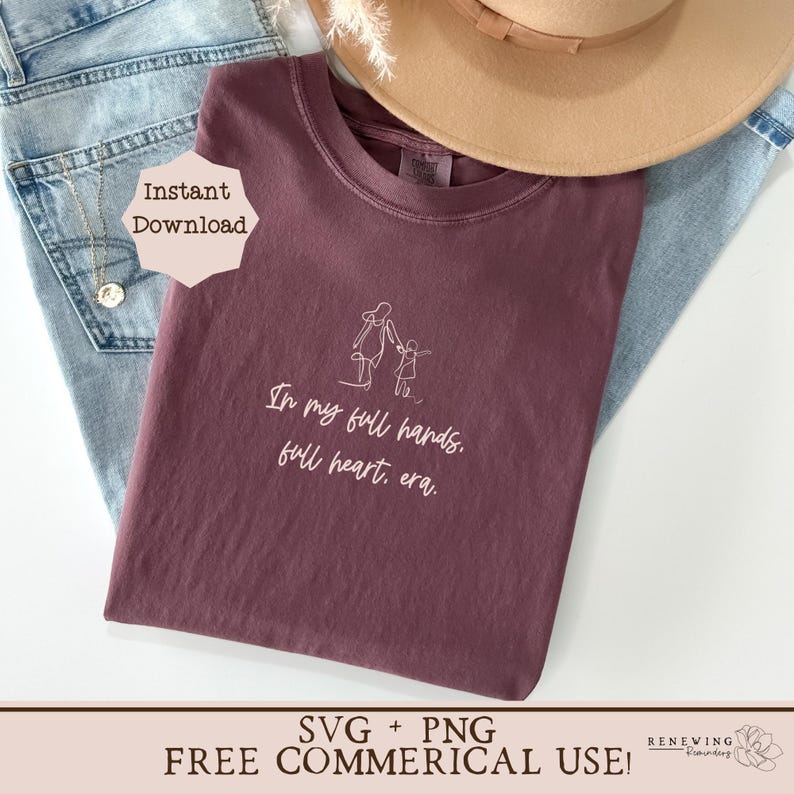 K&ouml;nnte beinhalten: Ein maroonfarbenes T-Shirt mit einer wei&szlig;en Umrandung einer Mutter und eines Kindes, die gehen, und dem Text "In my full hands, full heart, era."