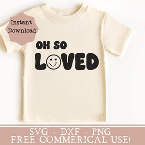 以下が含まれることがあります： 黒い文字で「Oh so loved」と書かれた白いTシャツ。目はハートのスマイリーフェイス。レトロなバブルフォント。SVG、DXF、PNGファイルが含まれています。商用利用無料です。