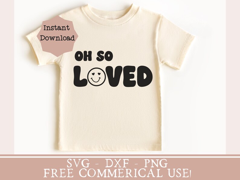 以下が含まれることがあります： 黒い文字で「Oh so loved」と書かれた白いTシャツ。目はハートのスマイリーフェイス。レトロなバブルフォント。SVG、DXF、PNGファイルが含まれています。商用利用無料です。