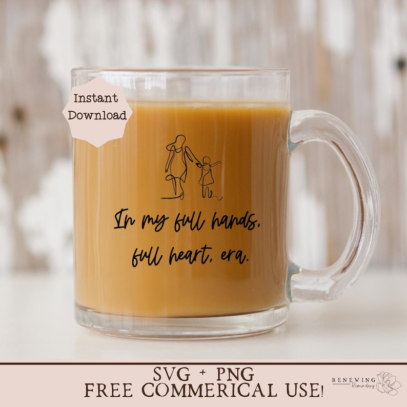 K&ouml;nnte beinhalten: Eine durchsichtige Glas-Tasse mit einer schwarzen Umrandung einer Mutter und eines Kindes, die gehen, und dem Text "In my full hands, full heart, era." Die Tasse ist mit Kaffee gef&uuml;llt und hat einen Glasgriff.